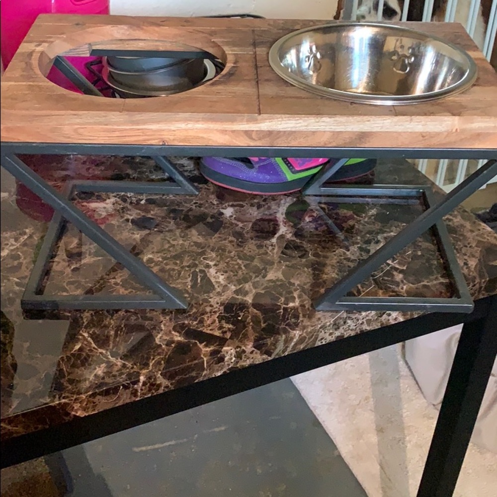 Dog feeder
